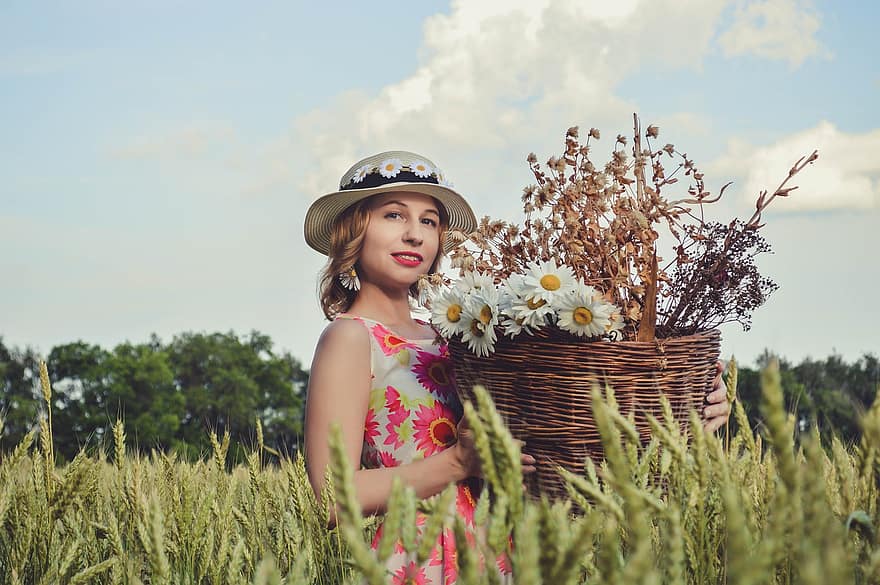 lauke, moteris, kvieciai, skrybėlę, gėlės, žolė, vasarą, pobūdį, šypsena, krepšelis, šypsosi