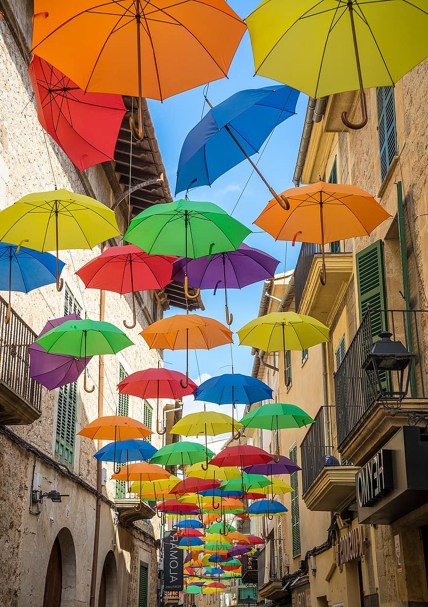 gli ombrelli, decorazione, strada, vicolo, ombrelli colorati, l'ombra, costruzione, città, villaggio, Mallorca, Spagna