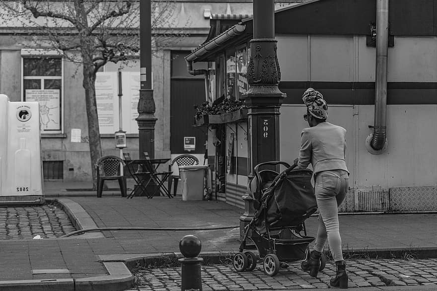 жена, детска количка, град, ходене, градски живот, ежедневието, Черно и бяло, хора, начин на живот, дете, един човек
