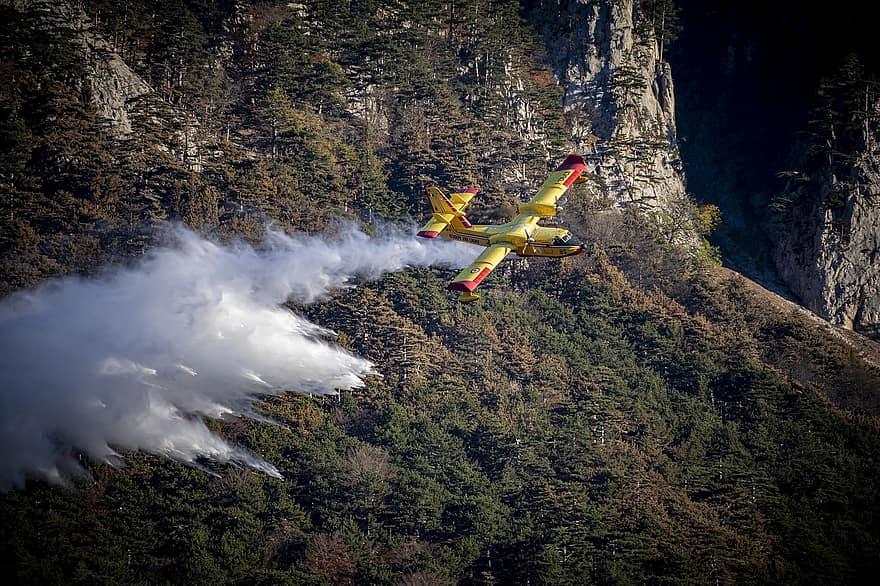 canadair, Flugzeug, Feuer bekämpfen, Brandbekämpfung aus der Luft, Canadair Cl-415, Feuerwehr, Waldbrand, Wald