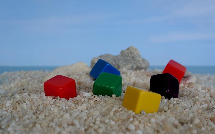 Farbige Würfel, Strandsand, Sand, Blau, Spielzeug, Nahansicht, mehrfarbig, Spaß, Hintergründe, Gelb, Freizeitspiele