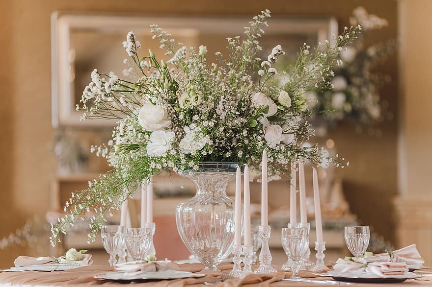 Fotografia ślubna, szczegóły ślubne, preparaty ślubne, ślub, ustawienie stołu, kompozycja kwiatowa, kwiaty, stół, wyroby szklane, świece, stół obiadowy