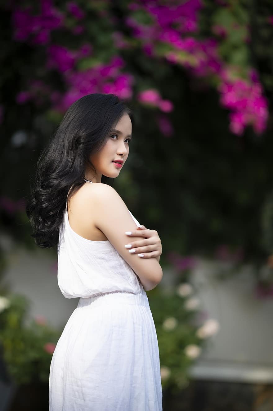 Moda, belleza, mujer, vietnamita, vestido blanco, hermoso, niña, modelo, actitud, al aire libre, parque