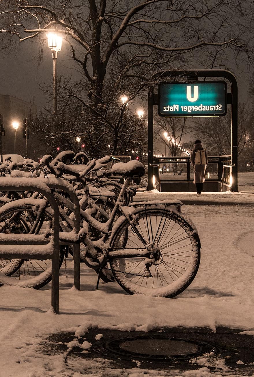 rowery, śnieg, ulica, lampy uliczne, Światła uliczne, Stojaki rowerowe, śnieżny, zimowy, Miasto, ciemny, noc