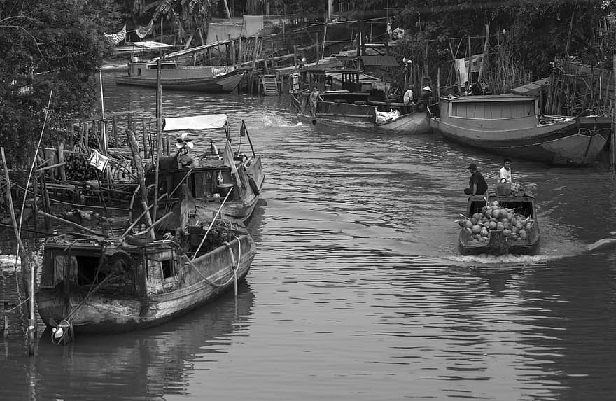 Wietnam, rzeka, Domy nad rzeką, ruch rzeczny, łodzie