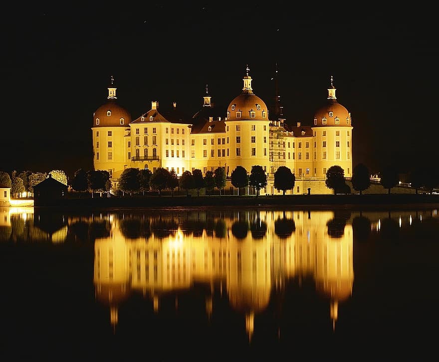 castillo de moritzburg, palacio de moritzburg, noche, arquitectura, lugar famoso, oscuridad, reflexión, estructura construida, paisaje urbano, exterior del edificio, iluminado