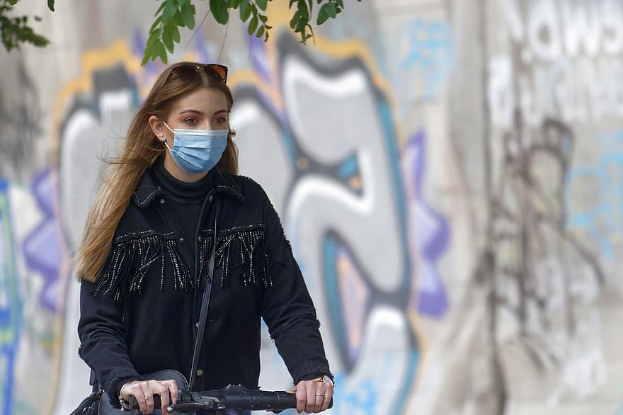 mulher, máscara falsa, covid-19, pandemia, scooter elétrico, ao ar livre, rua, grafite, protecção