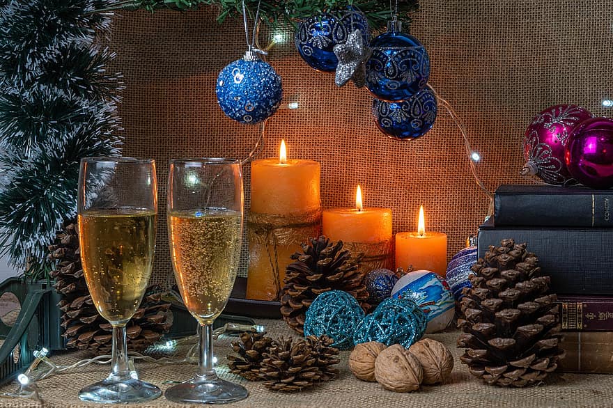 Noël, des lunettes, arbre, guirlandes, bougies, ananas, des noisettes, pain grillé, des balles, ornements, livres