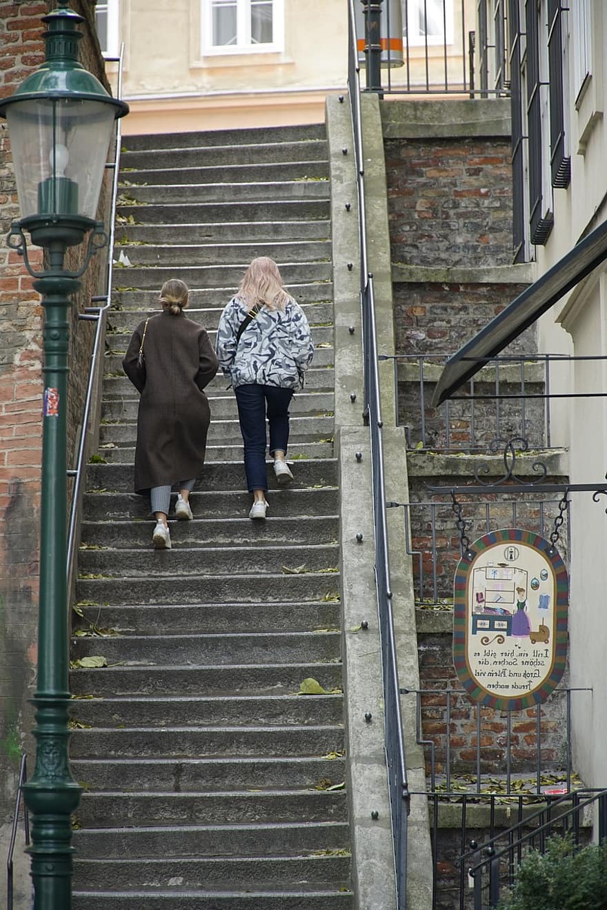 le scale, passaggi, scala, città, uomini, vita di città, due persone, donne, stili di vita, adulto, a piedi