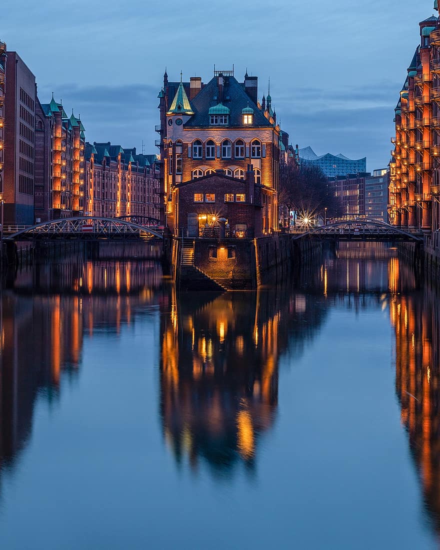 hamburg, Speicherstadt, río, rio elbe, iluminado, reflexión, reflejo de agua, arquitectura, ciudad, Alemania, edificios