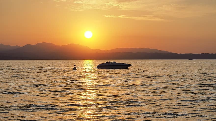 ガルダ湖、湖、日没、イタリア、夏、航海船、夕暮れ、水、日光、日の出、夜明け