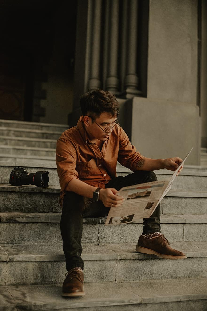 mies, sanomalehti, lukeminen