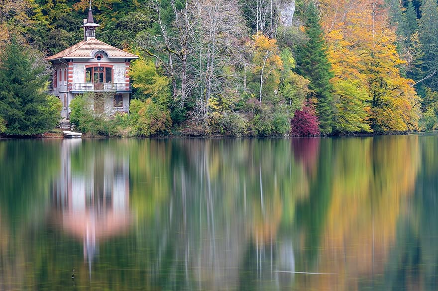 māja, ezers, ezera māja, pārdomas, atspoguļo, spoguļattēls, laivu māja, laiva, airu laiva, rudenī, lapas
