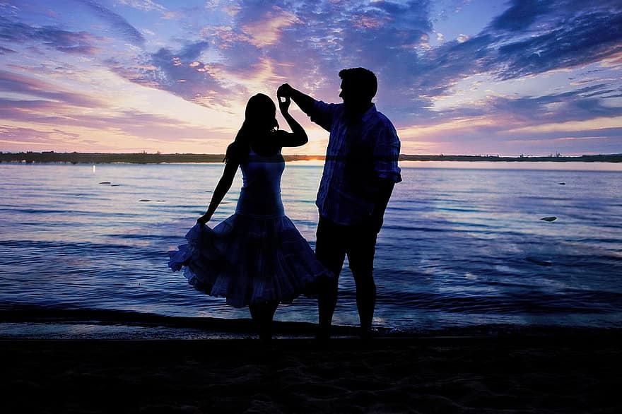 plage, filage, dansant, le coucher du soleil, amour, couple, aimant, romantique, heureux, amoureux, silhouette