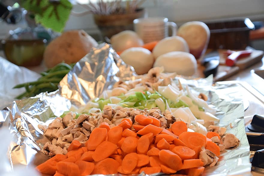 Thanksgiving-Gemüse-Medley, Möhren, Pilze, Zwiebeln, Rüben, Lebensmittel, Gemüse, Koch, Ernährung, köstlich, vegan