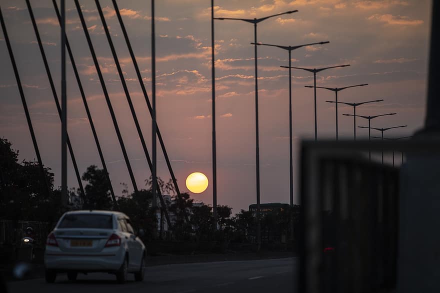 Дорога, автомобиль, заход солнца, мост, движение, солнце, вечернее небо, вечернее солнце, вечер, смеркаться, Кришнараджапура