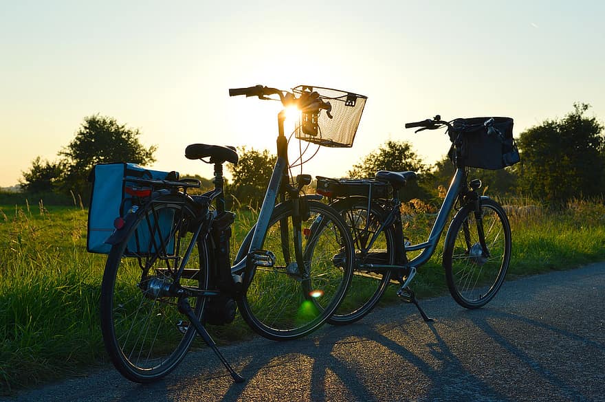велосипеди, път, залез, Електрически велосипеди, Велосипедна обиколка, колоездачна обиколка, на открито, ливада, природа, слънчева светлина, вечерна атмосфера