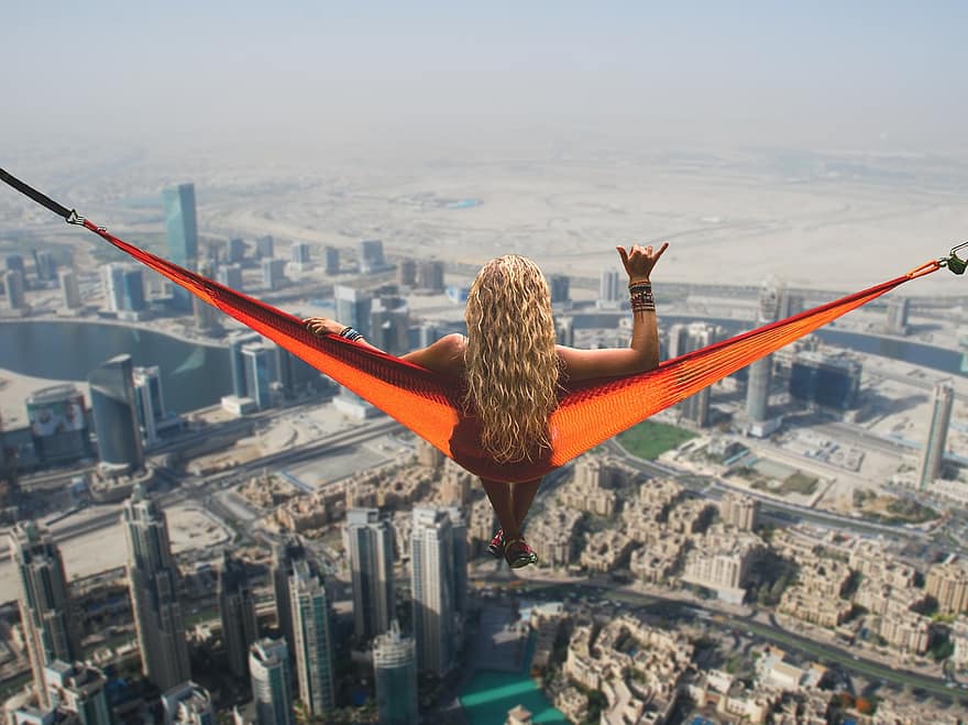 دبي ، أرجوحة شبكية ، فتاة ، استرخاء ، لا خوف من المرتفعات ، الاسترخاء ، شجاع ، مجنون ، شابة ، خطر ، رأي