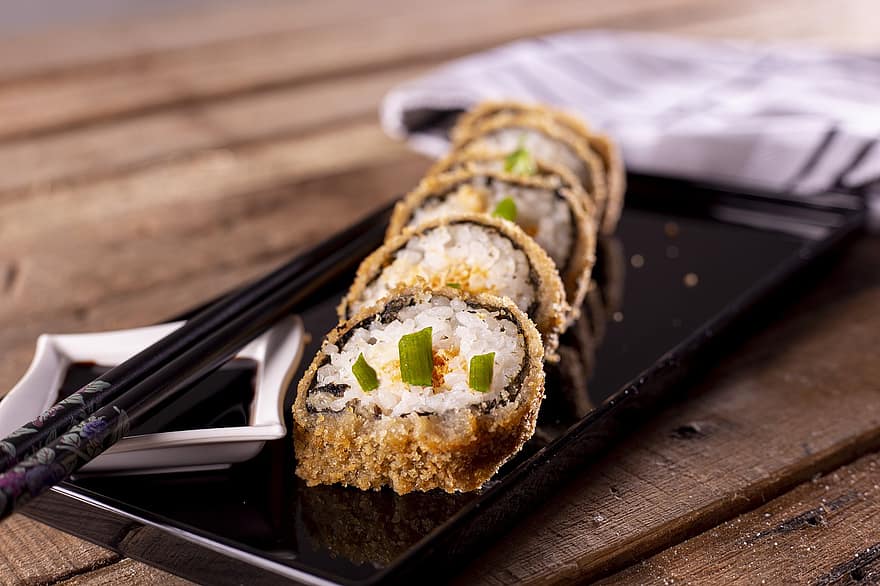 sushi, rulle, mad, japansk mad, japansk køkken, sushi roll, plade, plade af sushi, restaurant mad, appetitvækker