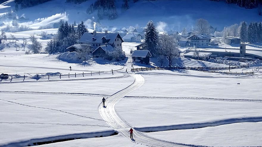 หมู่บ้าน, ฤดูหนาว, การเล่นสกี, เล่นสกีข้ามประเทศ, กีฬา, คน, ที่เดินทางมาพักผ่อน, ทาง, ลู่, บ้าน, หนาว