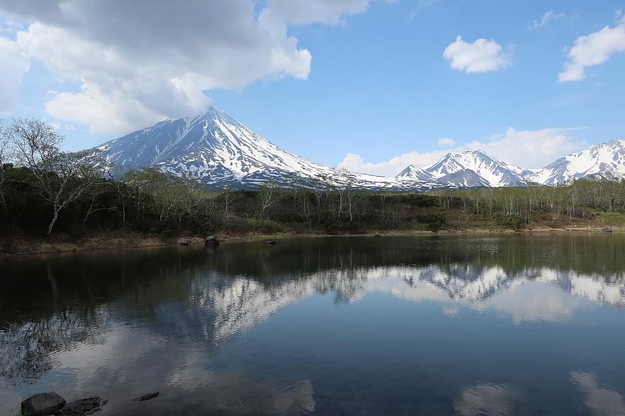 vulkan, innsjø, refleksjon, Kamchatka, fjellene, sommer, foten, snøen, skyer