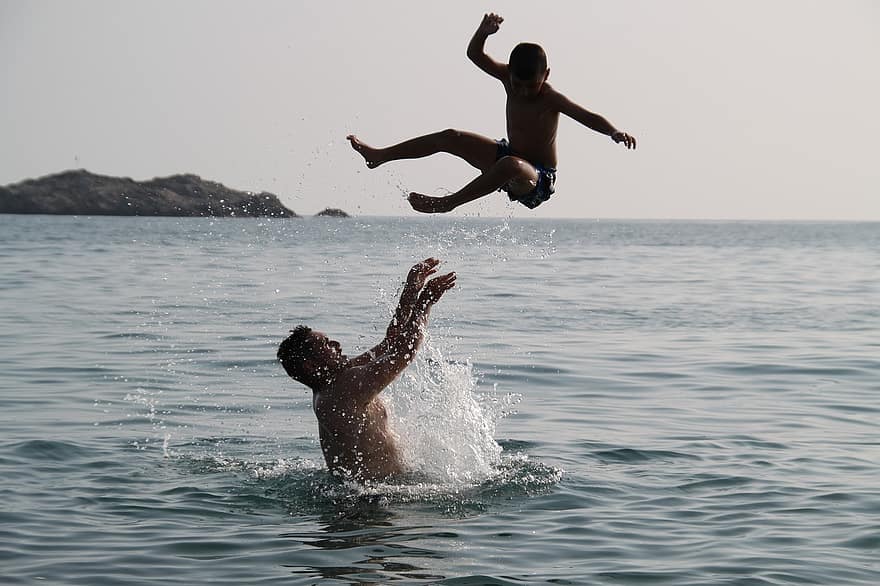 mer, père et fils, famille, nager, côte, été, Hommes, amusement, les vacances, sauter, eau