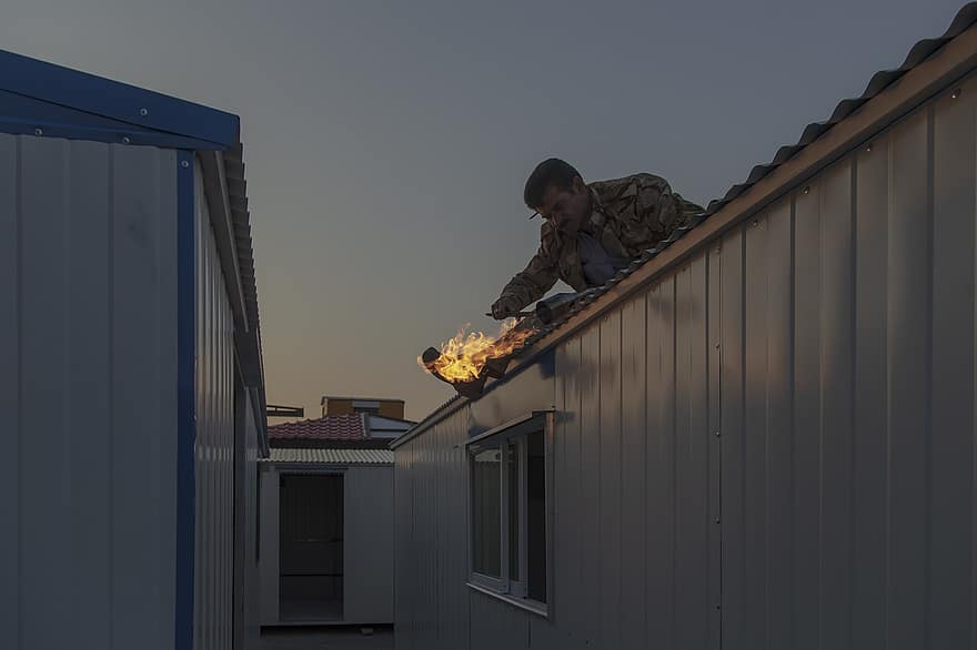 lucrător în construcții, noapte, Instalarea acoperișului, Iran