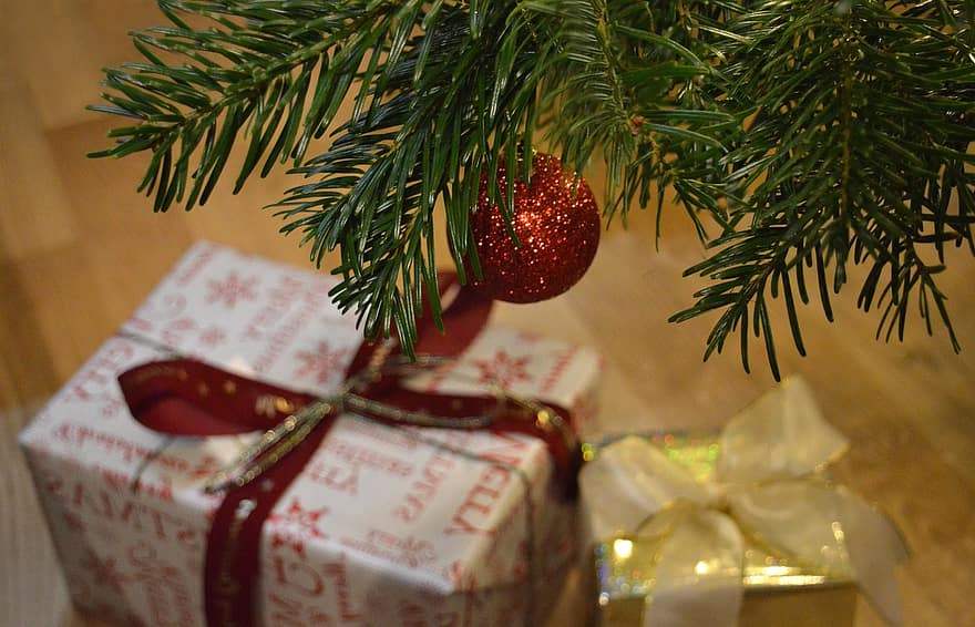 Weihnachten, Weihnachtsgeschenke, Geschenke, Weihnachtsbaum, Weihnachtsfeier, Weihnachtszeit, Weihnachtsmotiv, Tannenzweige, rote Kugel, Meine festliche Saison