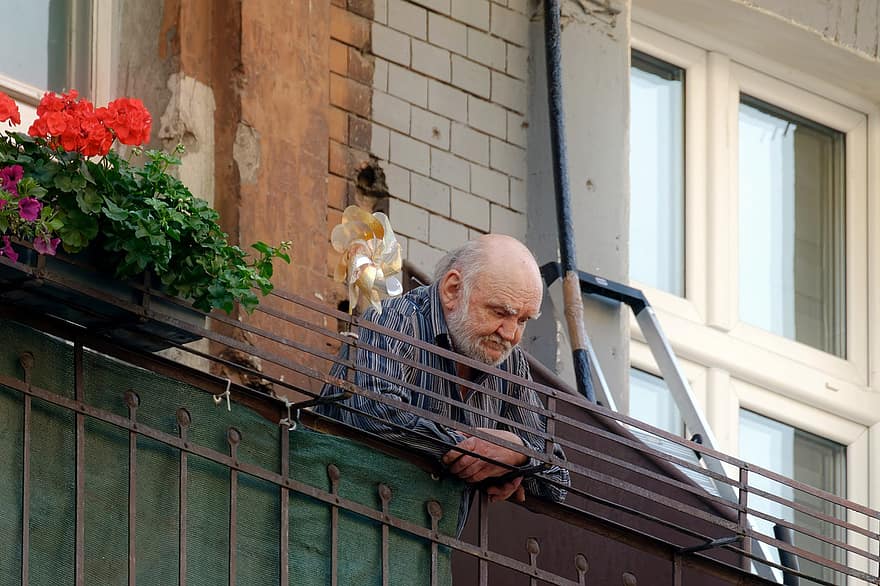 a pessoa, masculino, os idosos, o velho homem, olhando, triste, varanda, construção, exterior, a cerca, metálico