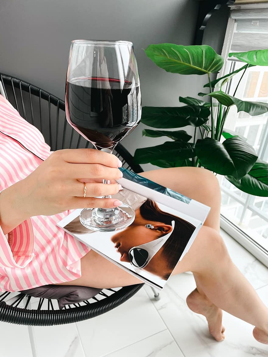 červené víno, sklenice na víno, Mladá žena, pyžama, víno, sklenice vína, ruka, člověk, ženy, dospělý, napít se