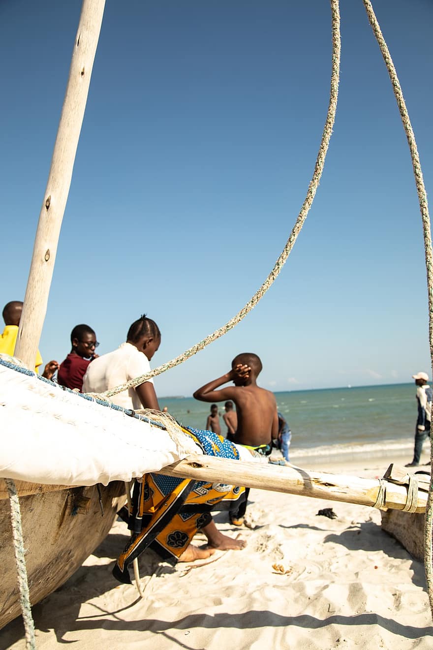 pludmale, laiva, cilvēkiem, Tanzānija, bērni, bērniem, brīvdienas, smiltis, krastā, jūra