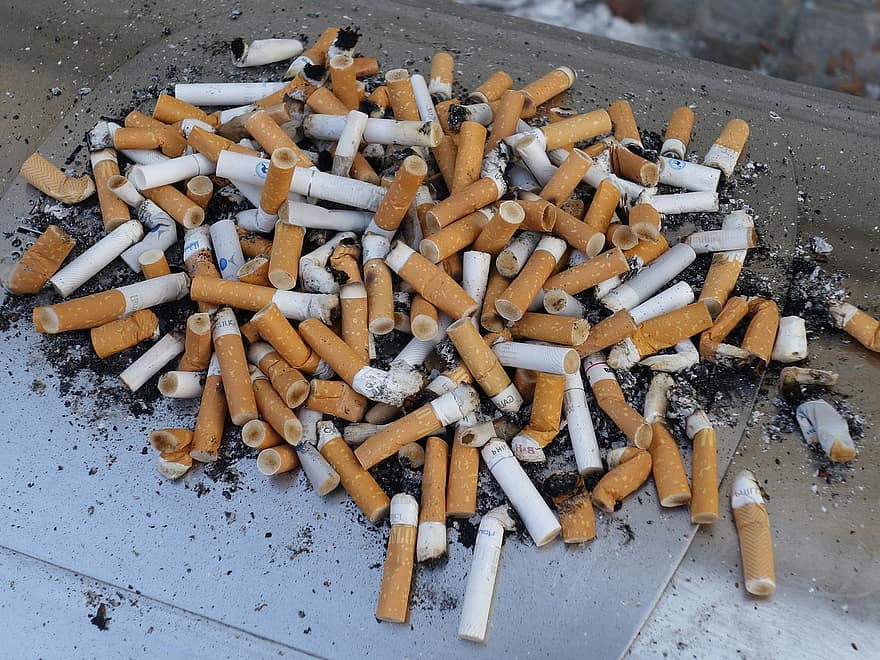 灰皿、たばこの吸い殻、喫煙、健康、ニコチン、中毒、不健康