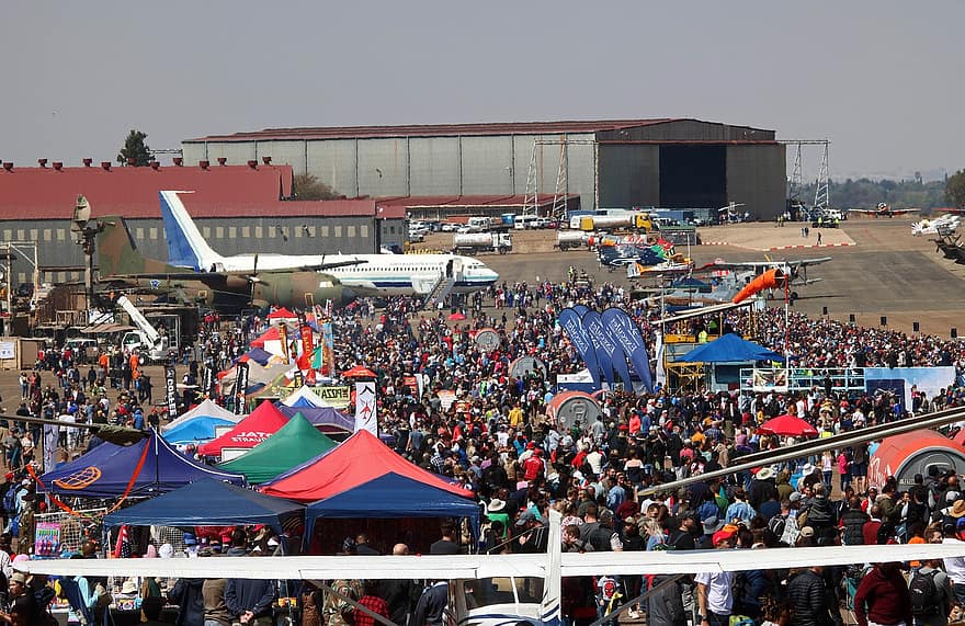 letecké show, Zaparkované letadlo, stánky, hangáry, shon, dav, aktivita, barvitý