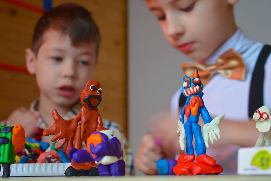 đồ chơi, Bức tượng nhỏ bằng nhựa, những cậu bé, đang chơi, trẻ em, bọn trẻ, trẻ, thời thơ ấu, số liệu hành động, Các bài học về mô hình hóa, Thủ công mỹ nghệ Plasticine