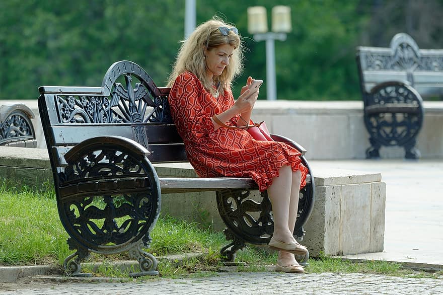 žena, blond, červené šaty, chytrý telefon, sedící, relaxační, lavice, ženy, jedna osoba, životního stylu, dospělý