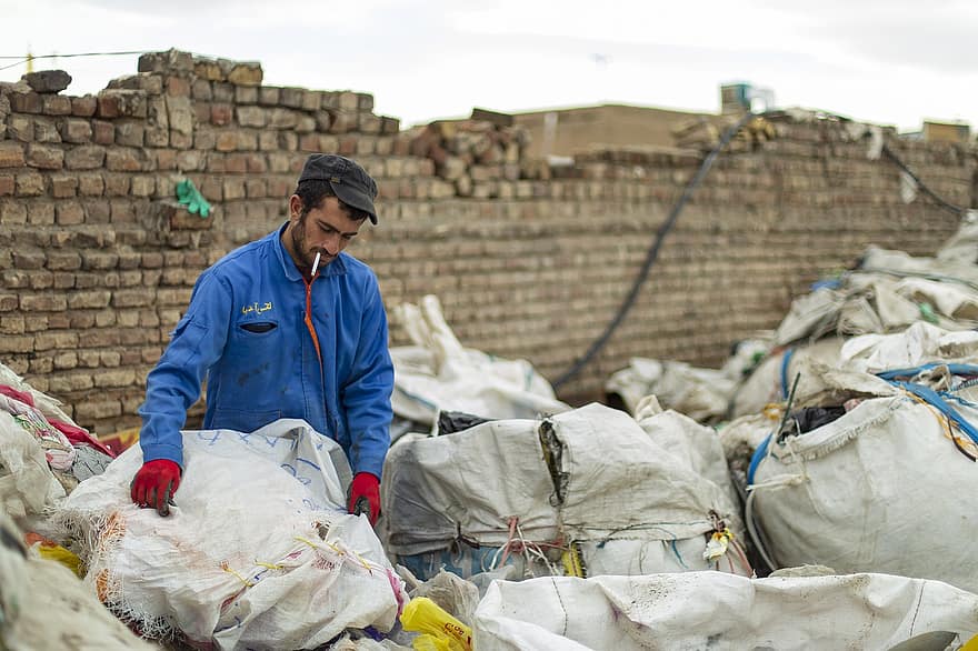 la gestion des déchets, scrapyard, Junkyard, Iran, ville de qom, Ouvrier iranien, Hommes, sac, travail, adulte, une personne