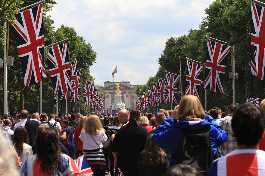 Giubileo di platino della regina, Sfilata di compleanno della regina, folla, Regina Elisabetta II, famiglia reale, Famiglia reale britannica, Regno Unito, UK, Buckingham Palace, Londra, arco della marina