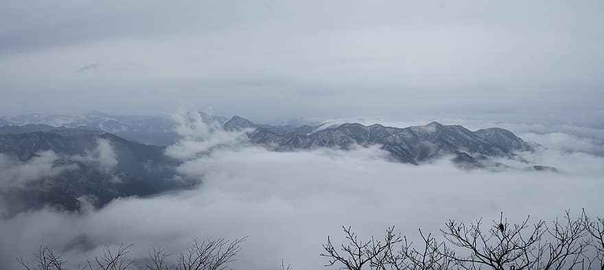 montanha, paisagem nevoenta, nuvens, neve, Pico da montanha, panorama, inverno, nuvem, céu, névoa, cadeia de montanhas