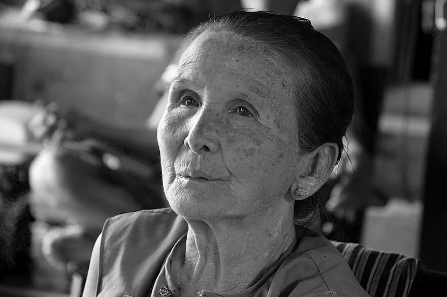 Mianmarban, Burma, anya, nagymama, egy ember, idősebb felnőtt, felnőtt, portré, nők, fekete és fehér, nézi a kamerát