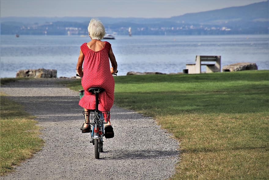 парк, езды на велосипеде, старший, кататься на велосипеде, езда на велосипеде, женщина, старая женщина, велосипед, Рекреационная деятельность, досуг, хорошее здоровье