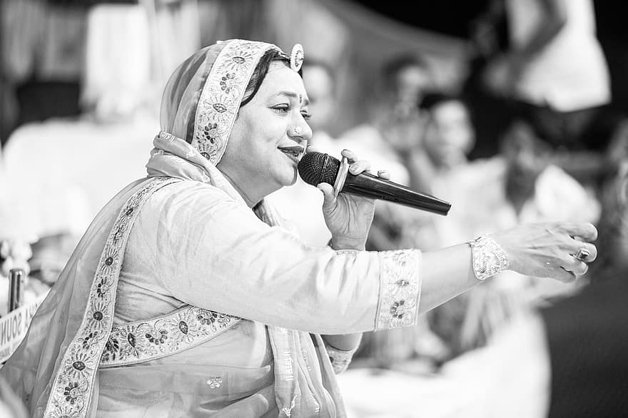 cantor, Cantora Asha Vaishnav, cantor indiano, microfone, performance no palco, Imagens do palco, peça de teatro, bhajan, músico, mulheres, culturas