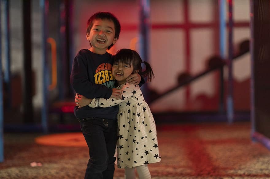 los niños, Niños asiáticos, abrazando