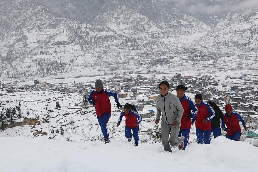 Sportovní klub Karnali, Nepál, terénní běh, Výškové sporty, sníh, zimní, hora, muži, sport, teplé oblečení, dospělý