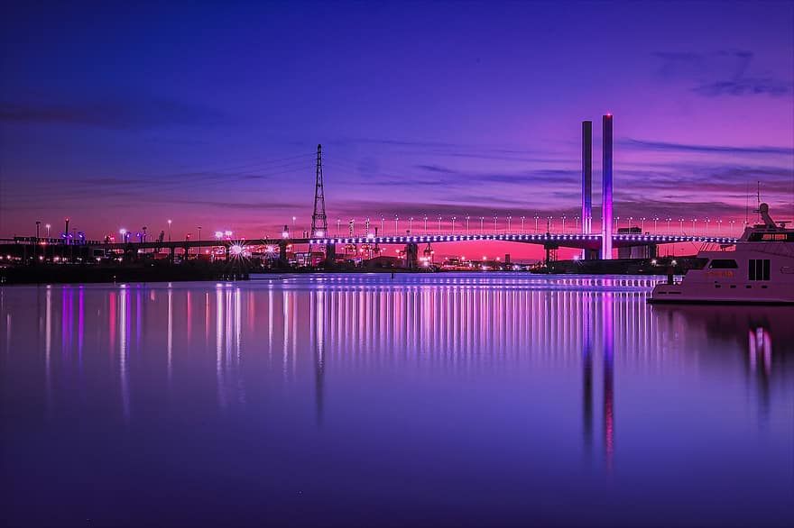 pont, riu, il·luminat, cel nocturn, vaixell, vaixell fluvial, estructures, infraestructures, ciutat, aigües tranquil·les, reflexió