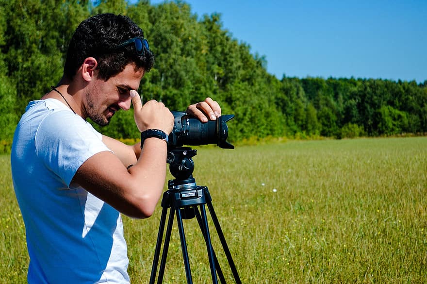 мъж, камера, фотограф, заснел видеоклипа, оборудване, триножник, поле, трева, фотосесия