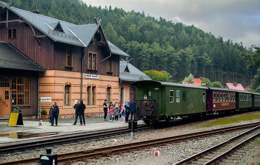 Oybin, Циттау горы, железнодорожная станция, железная дорога, пассажирский поезд, путешественники, железнодорожная платформа, Саксония