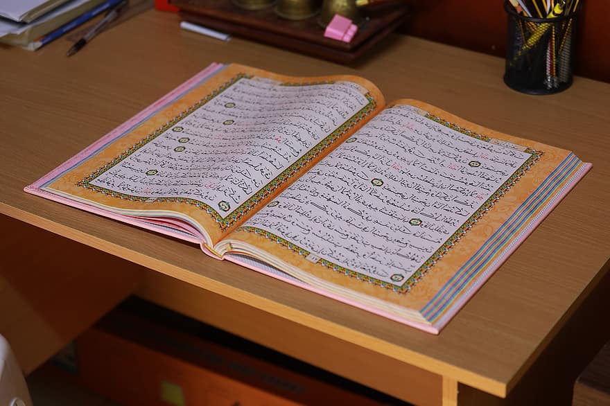 Коран, ислям, мюсюлманин, образование, изучаване на, Книга, класна стая, студент, маса, дърво, училищна сграда