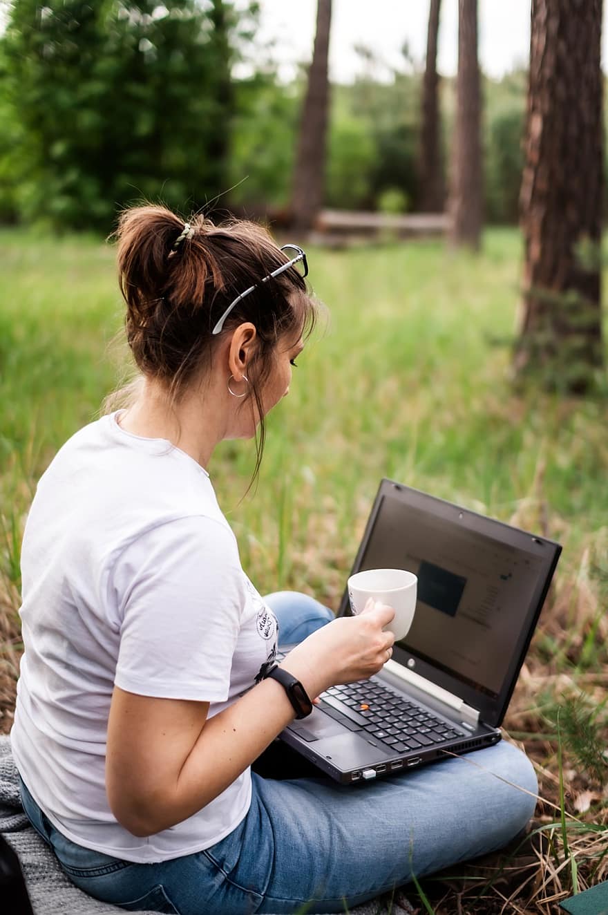 Mladá žena, laptop, pracovat odkudkoliv, stromy, les, Příroda, sedící, životního stylu, jedna osoba, počítač, ženy