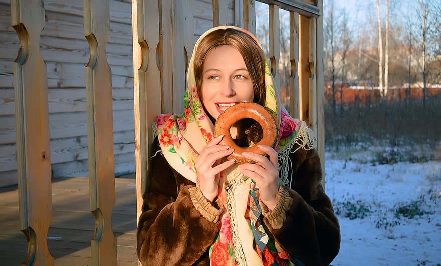 kvinne, bolle, bagel, sjal, veranda, hytte, russisk folkestil, Russland, russere, sol, landsby