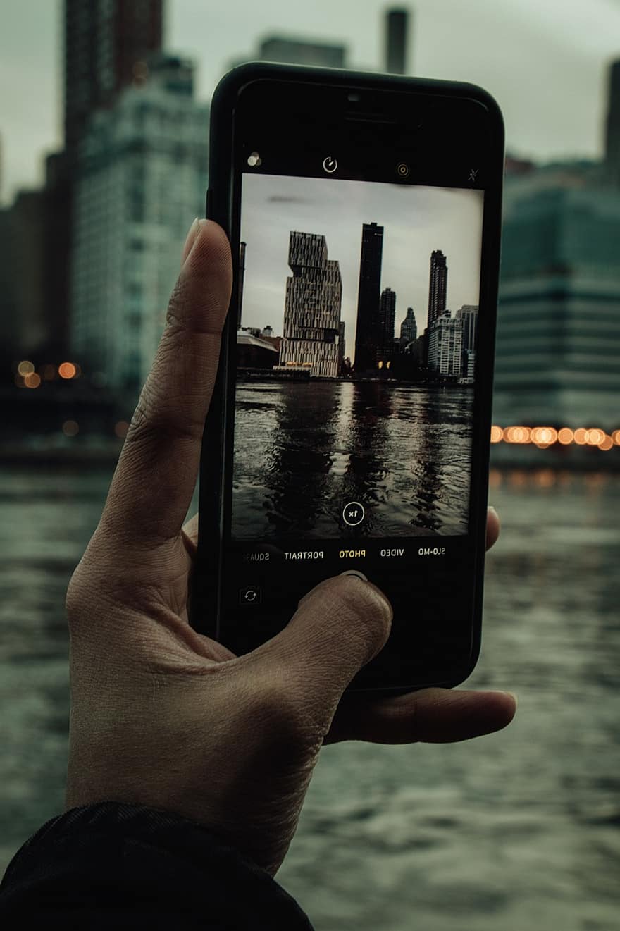 Nueva York, fotografía de teléfonos inteligentes, ciudad, nueva York, naturaleza, río, rascacielos, paisaje urbano, teléfono inteligente, mano humana, teléfono móvil